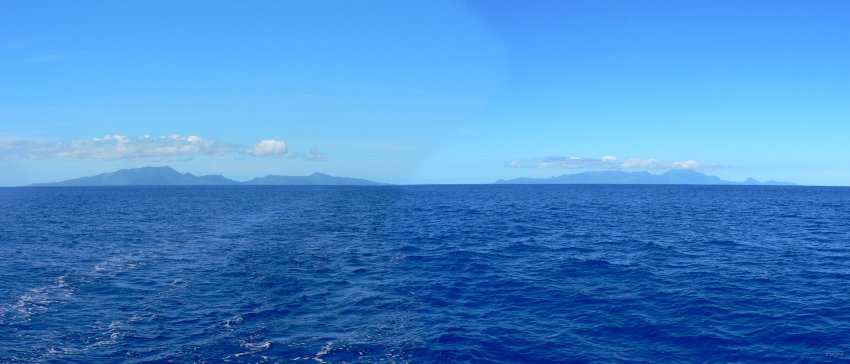 02- La silhouette de Tahaa et Raiatea s'eloigne dans le sillage 